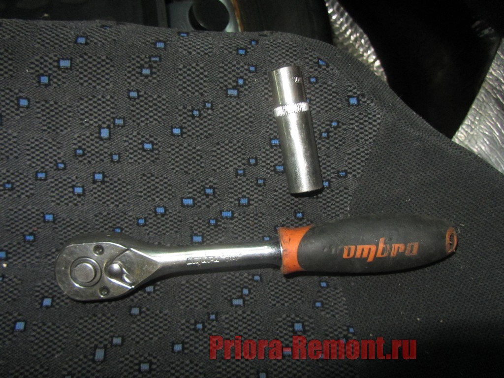 инструмент для снятия крышки багажника на Приоре седан